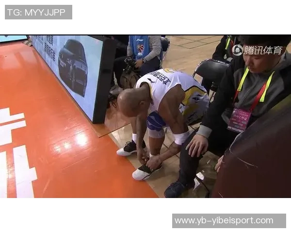 大球后退失足鞋子滑落意外摔倒引发全场哄笑的囧事 大球后退失足鞋子滑落意外摔倒引发全场哄笑的囧事