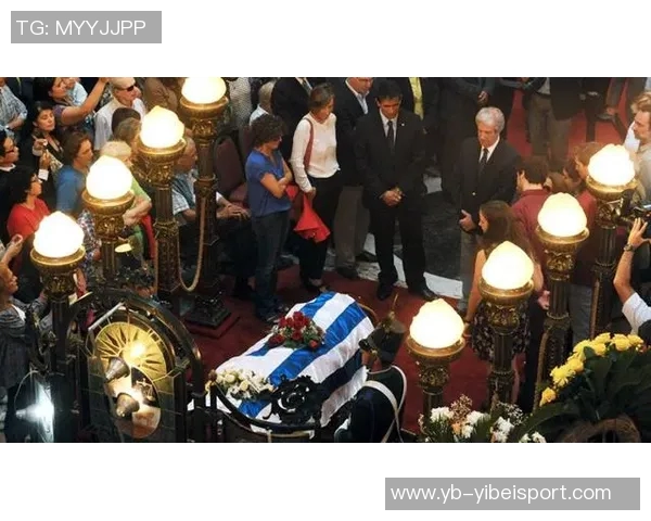 阿根廷全队球员佩戴黑色袖标悼念已故博卡主帅鲁索的感人时刻