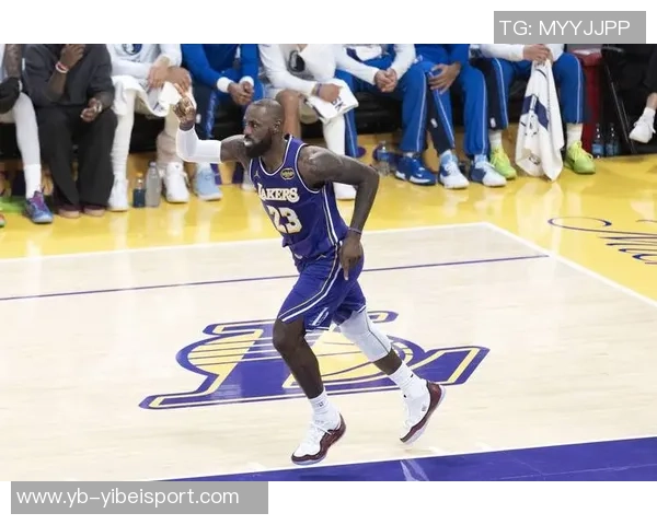 里夫斯怀念詹姆斯幽默风趣的日常表现如同16岁少年般活泼 里夫斯怀念詹姆斯幽默风趣的日常表现如同16岁少年般活泼